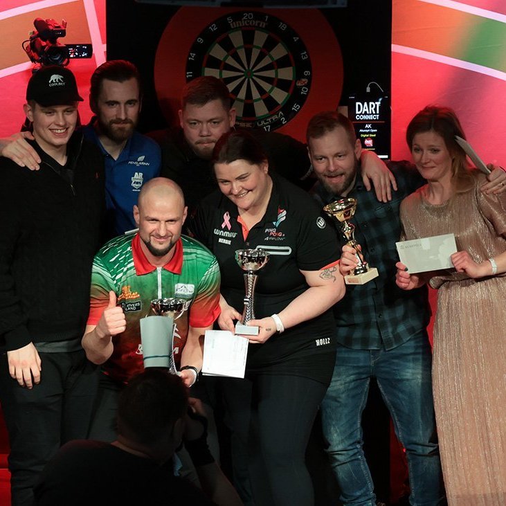 Verðlaunahafar á Akureyri Open brosa fyrir ljósmyndarann Ármann Hinrik á sviðinu í Sjallanum! Frá vinstri: Alexander Veigar, Matthías Örn Friðriksson, Dilyan Kolev, Valur Guðbjörn Sigurgeirsson, Brynja Herborg, Þröstur Þór Sigurðsson og Ingibjörg Magnúsdóttir. Ljósmynd: Skapti Hallgrímsson