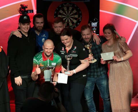 Verðlaunahafar á Akureyri Open brosa fyrir ljósmyndarann Ármann Hinrik á sviðinu í Sjallanum! Frá vinstri: Alexander Veigar, Matthías Örn Friðriksson, Dilyan Kolev, Valur Guðbjörn Sigurgeirsson, Brynja Herborg, Þröstur Þór Sigurðsson og Ingibjörg Magnúsdóttir. Ljósmynd: Skapti Hallgrímsson