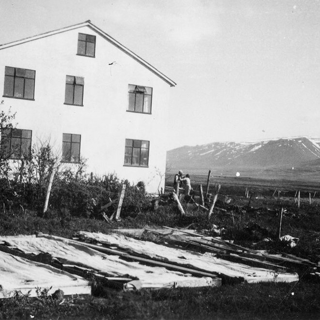 Þetta er Langamýri í Vallhólmi í Skagafirði - þriðju vikuna í röð! Lesandi sendi eftirfarandi: Þetta er austari hluti hússins þar sem var heimavist. Til hægri sést í Út-Blönduhlíð. Húsið var rifið um aldamótin. - m-stae1-15294 frá Minjasafninu á Akureyri