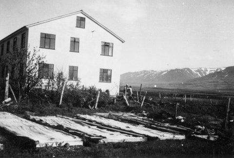 Þetta er Langamýri í Vallhólmi í Skagafirði - þriðju vikuna í röð! Lesandi sendi eftirfarandi: Þetta er austari hluti hússins þar sem var heimavist. Til hægri sést í Út-Blönduhlíð. Húsið var rifið um aldamótin. - m-stae1-15294 frá Minjasafninu á Akureyri