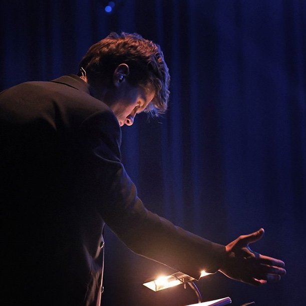 Bjarni Frímann Bjarnason stjórnar Sinfóníuhljómsveit Norðurlands. Tónleikarnir  „Ljós og myrkur“ – Tónlist Atla Örvarssonar flutt í Hofi á skírdag 2026. Mynd: Skapti Hallgrímsson