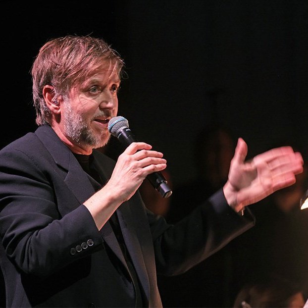 Atli Örvarsson ávarpar gesti á tónleikunum „Ljós og myrkur“ – Tónlist Atla Örvarssonar flutt í Hofi á skírdag 2026. Mynd: Skapti Hallgrímsson