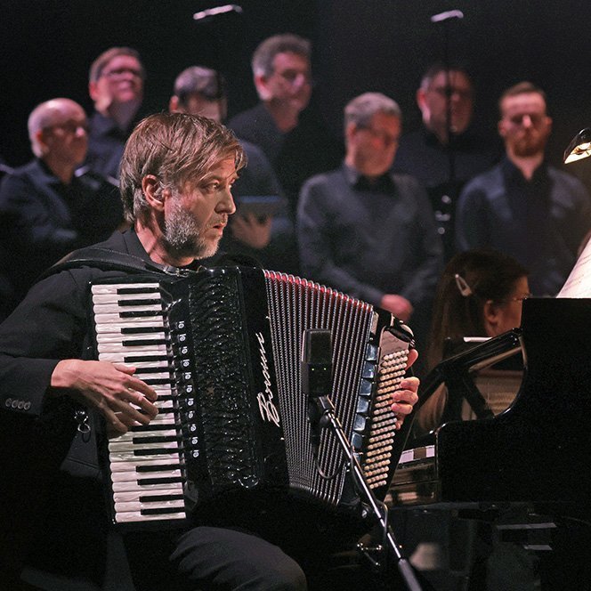 Tónleikarnir „Ljós og myrkur“ – Tónlist Atla Örvarssonar flutt í Hofi á skírdag 2026. Um tíma klæddi Atli sig í nikkuna, eins og hann tók til orða. Mynd: Skapti Hallgrímsson