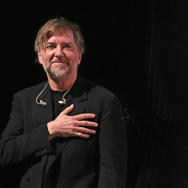 „Ljós og myrkur“ – Tónlist Atla Örvarssonar flutt í Hofi á skírdag 2026. Tónskáldið þakkar góðar viðtökur að loknum flutningi síðasta verksins. Mynd: Skapti Hallgrímsson