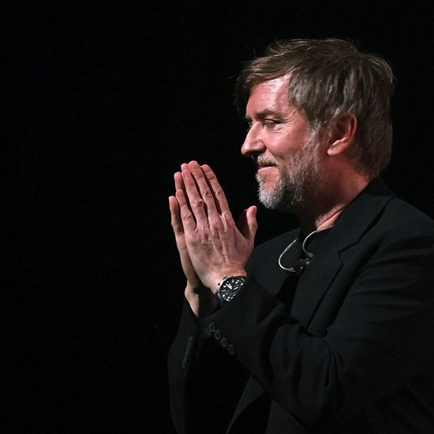 „Ljós og myrkur“ – Tónlist Atla Örvarssonar flutt í Hofi á skírdag 2026. Tónskáldið þakkar góðar viðtökur að loknum flutningi síðasta verksins. Mynd: Skapti Hallgrímsson