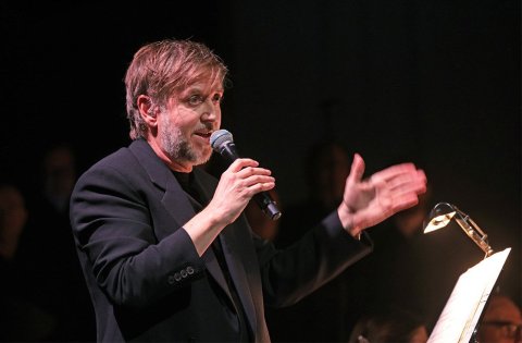 Atli Örvarsson ávarpar gesti á tónleikunum „Ljós og myrkur“ – Tónlist Atla Örvarssonar flutt í Hofi á skírdag 2026. Mynd: Skapti Hallgrímsson