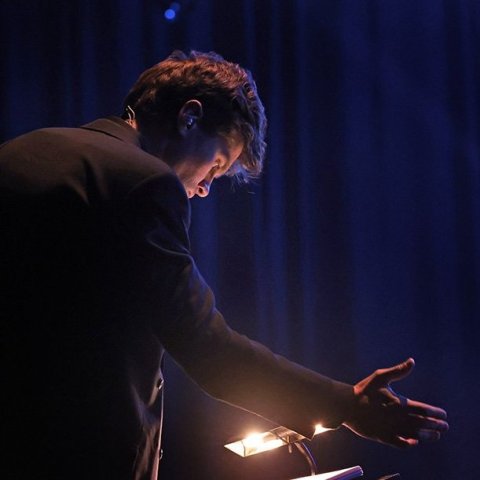 Bjarni Frímann Bjarnason stjórnar Sinfóníuhljómsveit Norðurlands. Tónleikarnir „Ljós og myrkur“ – Tónlist Atla Örvarssonar flutt í Hofi á skírdag 2026. Mynd: Skapti Hallgrímsson