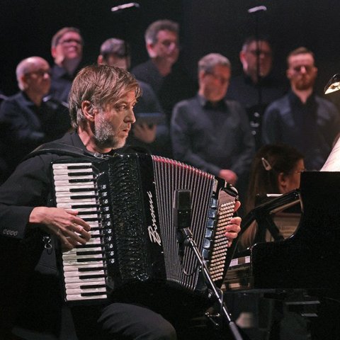 Tónleikarnir „Ljós og myrkur“ – Tónlist Atla Örvarssonar flutt í Hofi á skírdag 2026. Um tíma klæddi Atli sig í nikkuna, eins og hann tók til orða. Mynd: Skapti Hallgrímsson