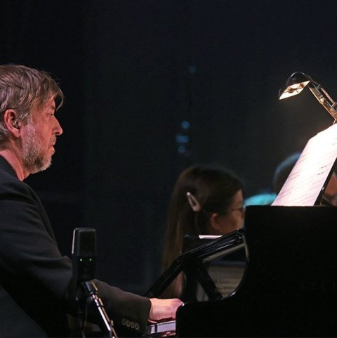 Atli Örvarsson við flygilinn. Tónleikarnir „Ljós og myrkur“ – Tónlist Atla flutt í Hofi á skírdag 2026. Mynd: Skapti Hallgrímsson