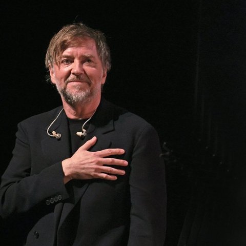 „Ljós og myrkur“ – Tónlist Atla Örvarssonar flutt í Hofi á skírdag 2026. Tónskáldið þakkar góðar viðtökur að loknum flutningi síðasta verksins. Mynd: Skapti Hallgrímsson