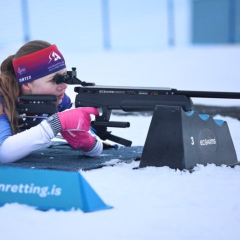 Fyrsta bikarmót ársins í skíðaskotfimi sem haldið var í Hlíðarfjalli. Þá var í fyrsta sinn á Íslandi skotið standandi og liggjandi með laser rifflum. Mynd: Anastasiia LeoNova Kramarenko.