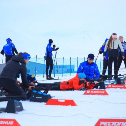 Fyrsta bikarmót ársins í skíðaskotfimi sem haldið var í Hlíðarfjalli. Þá var í fyrsta sinn á Íslandi skotið standandi og liggjandi með laser rifflum. Mynd: Anastasiia LeoNova Kramarenko.