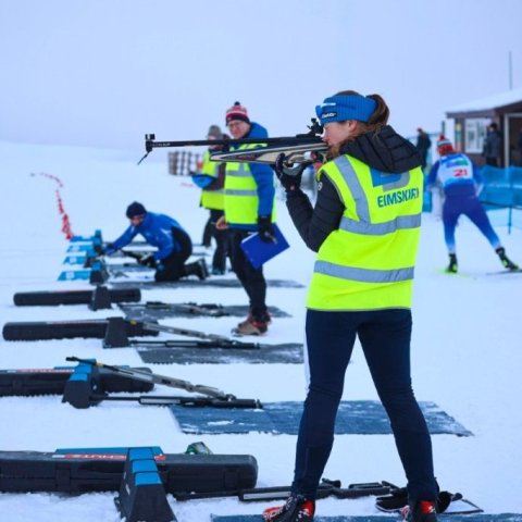 Fyrsta bikarmót ársins í skíðaskotfimi sem haldið var í Hlíðarfjalli. Þá var í fyrsta sinn á Íslandi skotið standandi og liggjandi með laser rifflum. Mynd: Anastasiia LeoNova Kramarenko.