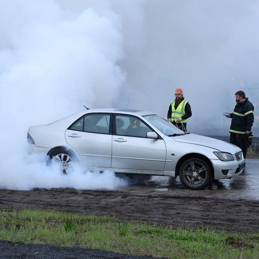 Bíladagar Bílaklúbbs Akureyrar 2026. Hér er fram það sem bílamenn kalla „Burn out“; bílar eru þá rækilega festir og síðan er spólað þar til dekkin springa og jafnvel allt þar til felgurnar eru orðnar ónýtar! Mynd: Þorgeir Baldursson