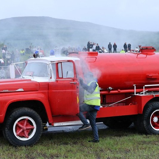 Bíladagar Bílaklúbbs Akureyrar 2026. Hér er fram það sem bílamenn kalla „Burn out“; bílar eru þá rækilega festir og síðan er spólað þar til dekkin springa og jafnvel allt þar til felgurnar eru orðnar ónýtar! Mynd: Þorgeir Baldursson