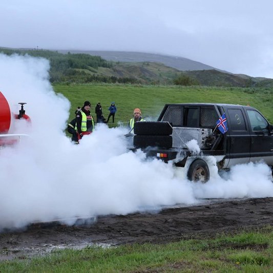 Bíladagar Bílaklúbbs Akureyrar 2026. Hér er fram það sem bílamenn kalla „Burn out“; bílar eru þá rækilega festir og síðan er spólað þar til dekkin springa og jafnvel allt þar til felgurnar eru orðnar ónýtar! Mynd: Þorgeir Baldursson