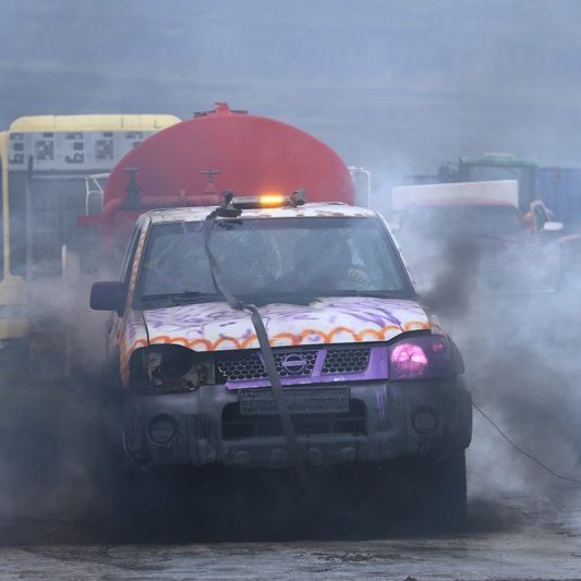 Bíladagar Bílaklúbbs Akureyrar 2026. Hér er fram það sem bílamenn kalla „Burn out“; bílar eru þá rækilega festir og síðan er spólað þar til dekkin springa og jafnvel allt þar til felgurnar eru orðnar ónýtar! Mynd: Þorgeir Baldursson
