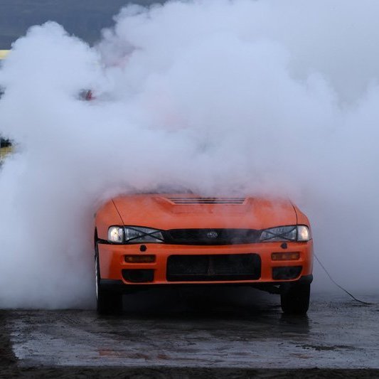 Bíladagar Bílaklúbbs Akureyrar 2026. Hér er fram það sem bílamenn kalla „Burn out“; bílar eru þá rækilega festir og síðan er spólað þar til dekkin springa og jafnvel allt þar til felgurnar eru orðnar ónýtar! Mynd: Þorgeir Baldursson