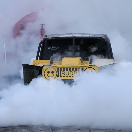 Bíladagar Bílaklúbbs Akureyrar 2026. Hér er fram það sem bílamenn kalla „Burn out“; bílar eru þá rækilega festir og síðan er spólað þar til dekkin springa og jafnvel allt þar til felgurnar eru orðnar ónýtar! Mynd: Þorgeir Baldursson
