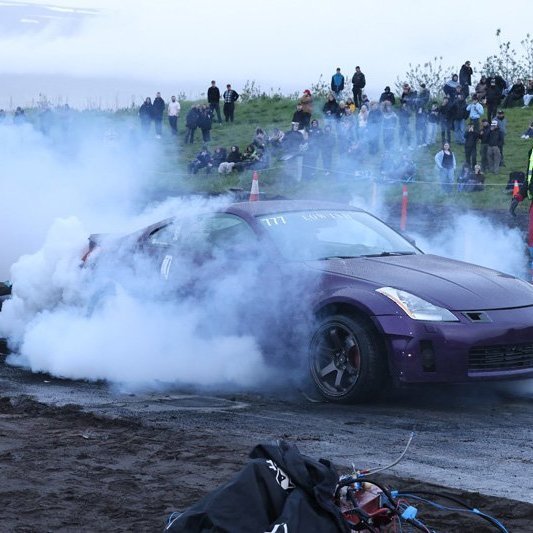 Bíladagar Bílaklúbbs Akureyrar 2026. Hér er fram það sem bílamenn kalla „Burn out“; bílar eru þá rækilega festir og síðan er spólað þar til dekkin springa og jafnvel allt þar til felgurnar eru orðnar ónýtar! Mynd: Þorgeir Baldursson