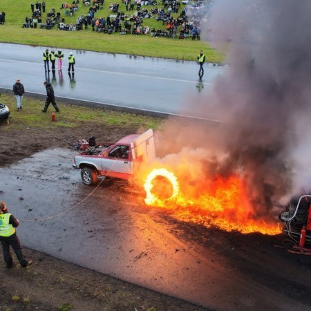 Bíladagar Bílaklúbbs Akureyrar 2026. Hér er fram það sem bílamenn kalla „Burn out“; bílar eru þá rækilega festir og síðan er spólað þar til dekkin springa og jafnvel allt þar til felgurnar eru orðnar ónýtar! Mynd: Þorgeir Baldursson