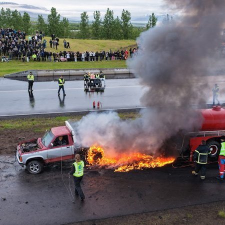 Bíladagar Bílaklúbbs Akureyrar 2026. Hér er fram það sem bílamenn kalla „Burn out“; bílar eru þá rækilega festir og síðan er spólað þar til dekkin springa og jafnvel allt þar til felgurnar eru orðnar ónýtar! Mynd: Þorgeir Baldursson