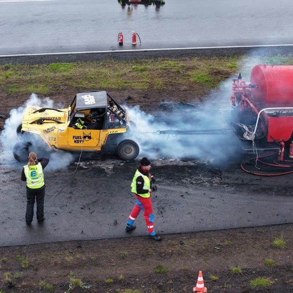 Bíladagar Bílaklúbbs Akureyrar 2026. Hér er fram það sem bílamenn kalla „Burn out“; bílar eru þá rækilega festir og síðan er spólað þar til dekkin springa og jafnvel allt þar til felgurnar eru orðnar ónýtar! Mynd: Þorgeir Baldursson