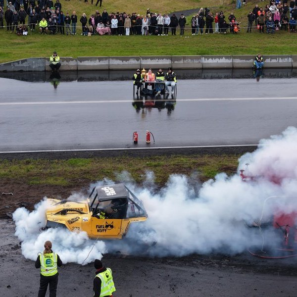 Bíladagar Bílaklúbbs Akureyrar 2026. Hér er fram það sem bílamenn kalla „Burn out“; bílar eru þá rækilega festir og síðan er spólað þar til dekkin springa og jafnvel allt þar til felgurnar eru orðnar ónýtar! Mynd: Þorgeir Baldursson