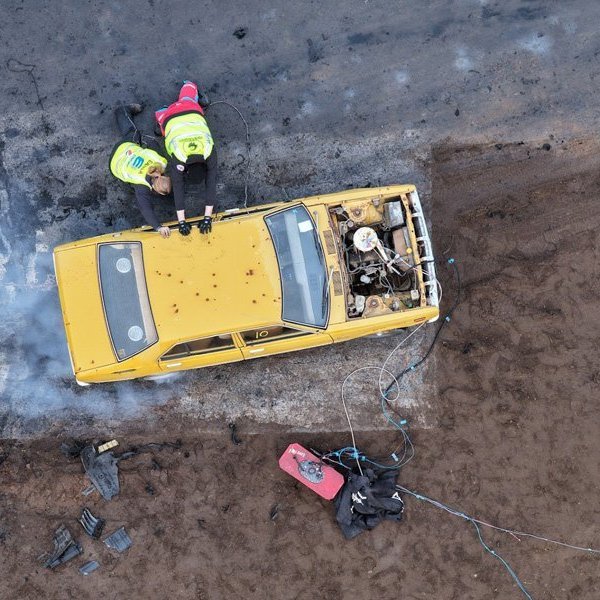 Bíladagar Bílaklúbbs Akureyrar 2026. Hér er fram það sem bílamenn kalla „Burn out“; bílar eru þá rækilega festir og síðan er spólað þar til dekkin springa og jafnvel allt þar til felgurnar eru orðnar ónýtar! Mynd: Þorgeir Baldursson