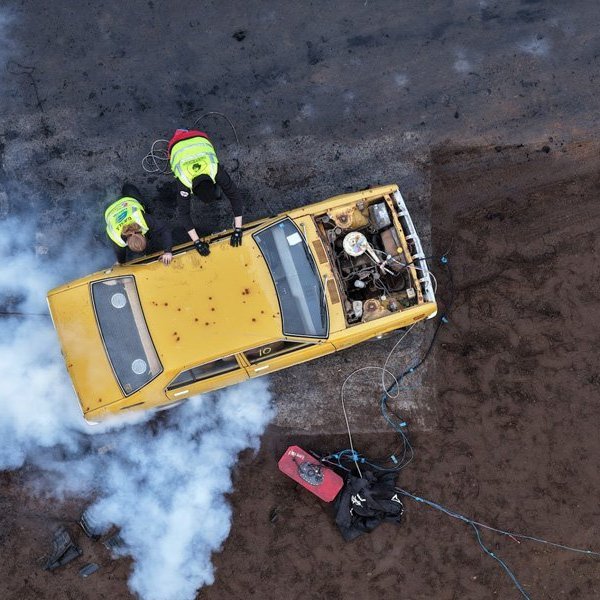 Bíladagar Bílaklúbbs Akureyrar 2026. Hér er fram það sem bílamenn kalla „Burn out“; bílar eru þá rækilega festir og síðan er spólað þar til dekkin springa og jafnvel allt þar til felgurnar eru orðnar ónýtar! Mynd: Þorgeir Baldursson