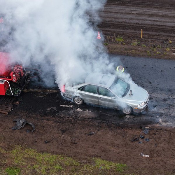 Bíladagar Bílaklúbbs Akureyrar 2026. Hér er fram það sem bílamenn kalla „Burn out“; bílar eru þá rækilega festir og síðan er spólað þar til dekkin springa og jafnvel allt þar til felgurnar eru orðnar ónýtar! Mynd: Þorgeir Baldursson