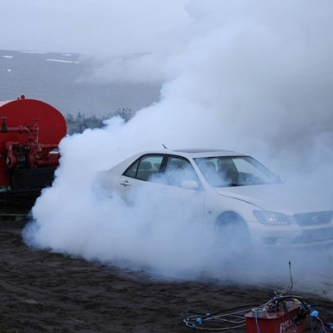 Bíladagar Bílaklúbbs Akureyrar 2026. Hér er fram það sem bílamenn kalla „Burn out“; bílar eru þá rækilega festir og síðan er spólað þar til dekkin springa og jafnvel allt þar til felgurnar eru orðnar ónýtar! Mynd: Þorgeir Baldursson
