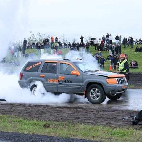 Bíladagar Bílaklúbbs Akureyrar 2026. Hér er fram það sem bílamenn kalla „Burn out“; bílar eru þá rækilega festir og síðan er spólað þar til dekkin springa og jafnvel allt þar til felgurnar eru orðnar ónýtar! Mynd: Þorgeir Baldursson