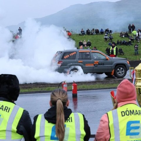 Bíladagar Bílaklúbbs Akureyrar 2026. Hér er fram það sem bílamenn kalla „Burn out“; bílar eru þá rækilega festir og síðan er spólað þar til dekkin springa og jafnvel allt þar til felgurnar eru orðnar ónýtar! Mynd: Þorgeir Baldursson