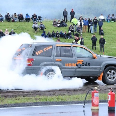 Bíladagar Bílaklúbbs Akureyrar 2026. Hér er fram það sem bílamenn kalla „Burn out“; bílar eru þá rækilega festir og síðan er spólað þar til dekkin springa og jafnvel allt þar til felgurnar eru orðnar ónýtar! Mynd: Þorgeir Baldursson