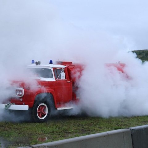 Bíladagar Bílaklúbbs Akureyrar 2026. Hér er fram það sem bílamenn kalla „Burn out“; bílar eru þá rækilega festir og síðan er spólað þar til dekkin springa og jafnvel allt þar til felgurnar eru orðnar ónýtar! Mynd: Þorgeir Baldursson