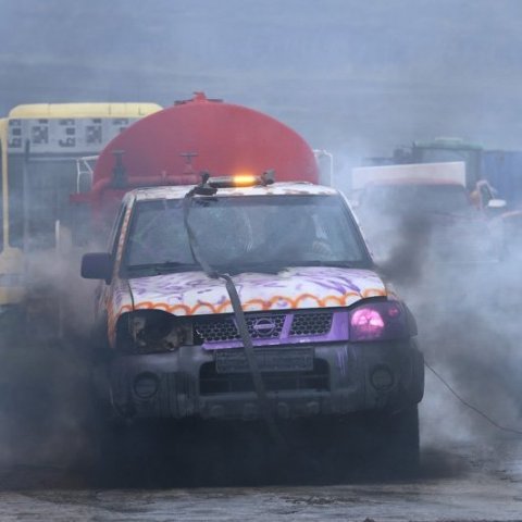 Bíladagar Bílaklúbbs Akureyrar 2026. Hér er fram það sem bílamenn kalla „Burn out“; bílar eru þá rækilega festir og síðan er spólað þar til dekkin springa og jafnvel allt þar til felgurnar eru orðnar ónýtar! Mynd: Þorgeir Baldursson