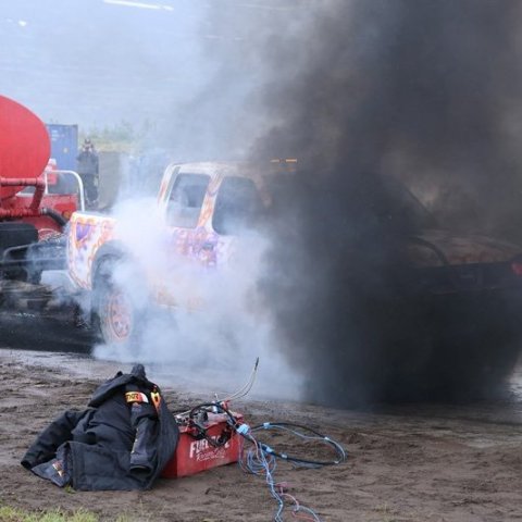 Bíladagar Bílaklúbbs Akureyrar 2026. Hér er fram það sem bílamenn kalla „Burn out“; bílar eru þá rækilega festir og síðan er spólað þar til dekkin springa og jafnvel allt þar til felgurnar eru orðnar ónýtar! Mynd: Þorgeir Baldursson