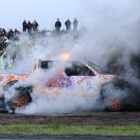 Bíladagar Bílaklúbbs Akureyrar 2026. Hér er fram það sem bílamenn kalla „Burn out“; bílar eru þá rækilega festir og síðan er spólað þar til dekkin springa og jafnvel allt þar til felgurnar eru orðnar ónýtar! Mynd: Þorgeir Baldursson