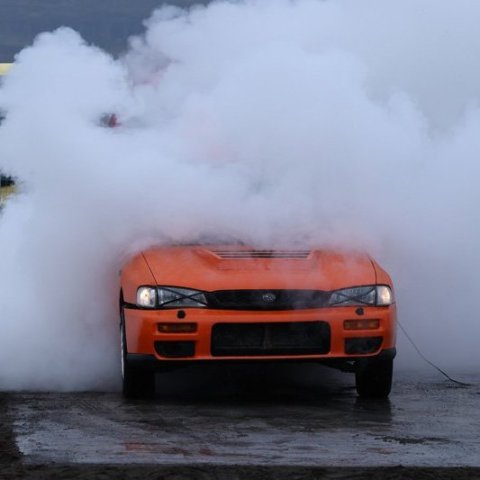 Bíladagar Bílaklúbbs Akureyrar 2026. Hér er fram það sem bílamenn kalla „Burn out“; bílar eru þá rækilega festir og síðan er spólað þar til dekkin springa og jafnvel allt þar til felgurnar eru orðnar ónýtar! Mynd: Þorgeir Baldursson