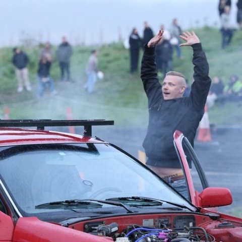 Bíladagar Bílaklúbbs Akureyrar 2026. Hér er fram það sem bílamenn kalla „Burn out“; bílar eru þá rækilega festir og síðan er spólað þar til dekkin springa og jafnvel allt þar til felgurnar eru orðnar ónýtar! Mynd: Þorgeir Baldursson