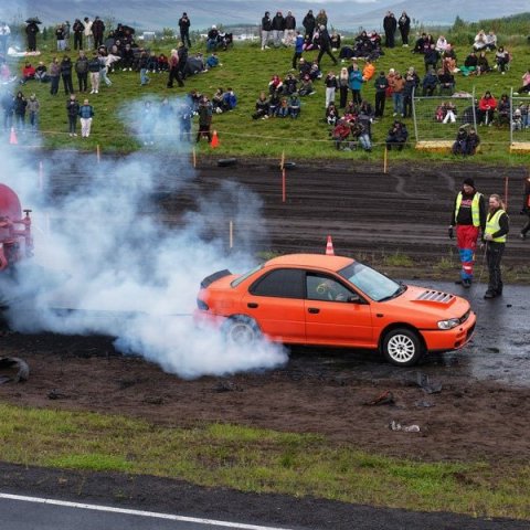 Bíladagar Bílaklúbbs Akureyrar 2026. Hér er fram það sem bílamenn kalla „Burn out“; bílar eru þá rækilega festir og síðan er spólað þar til dekkin springa og jafnvel allt þar til felgurnar eru orðnar ónýtar! Mynd: Þorgeir Baldursson