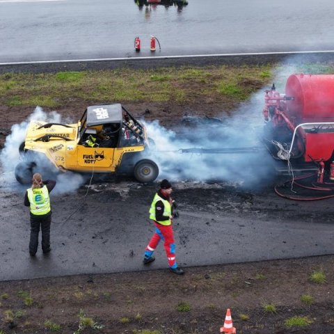 Bíladagar Bílaklúbbs Akureyrar 2026. Hér er fram það sem bílamenn kalla „Burn out“; bílar eru þá rækilega festir og síðan er spólað þar til dekkin springa og jafnvel allt þar til felgurnar eru orðnar ónýtar! Mynd: Þorgeir Baldursson