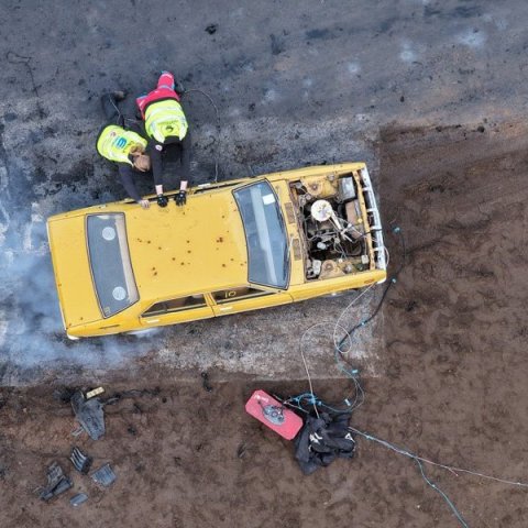 Bíladagar Bílaklúbbs Akureyrar 2026. Hér er fram það sem bílamenn kalla „Burn out“; bílar eru þá rækilega festir og síðan er spólað þar til dekkin springa og jafnvel allt þar til felgurnar eru orðnar ónýtar! Mynd: Þorgeir Baldursson