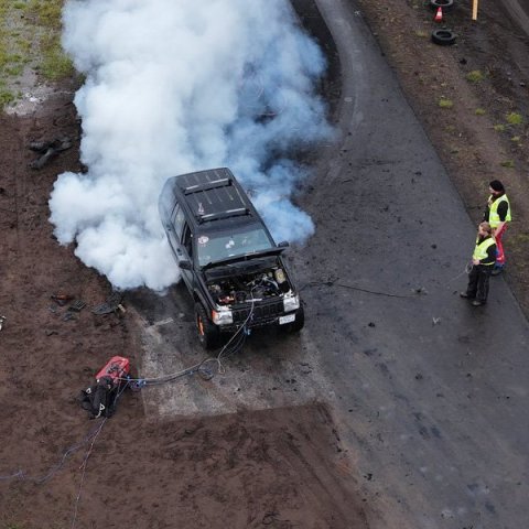 Bíladagar Bílaklúbbs Akureyrar 2026. Hér er fram það sem bílamenn kalla „Burn out“; bílar eru þá rækilega festir og síðan er spólað þar til dekkin springa og jafnvel allt þar til felgurnar eru orðnar ónýtar! Mynd: Þorgeir Baldursson
