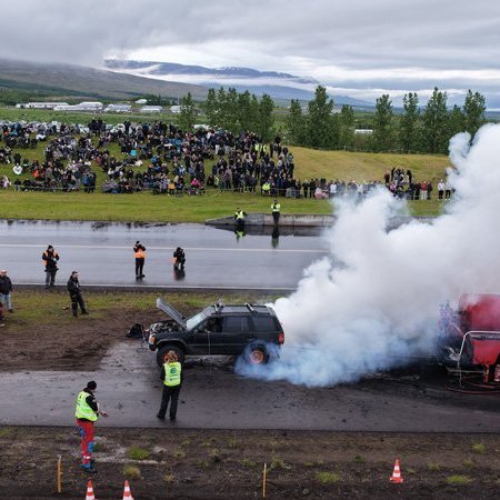 Bíladagar Bílaklúbbs Akureyrar 2026. Hér er fram það sem bílamenn kalla „Burn out“; bílar eru þá rækilega festir og síðan er spólað þar til dekkin springa og jafnvel allt þar til felgurnar eru orðnar ónýtar! Mynd: Þorgeir Baldursson