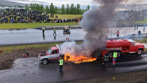 Bíladagar Bílaklúbbs Akureyrar 2026. Hér er fram það sem bílamenn kalla „Burn out“; bílar eru þá rækilega festir og síðan er spólað þar til dekkin springa og jafnvel allt þar til felgurnar eru orðnar ónýtar! Mynd: Þorgeir Baldursson