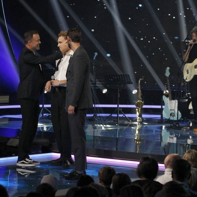 Einn dómaranna, Alexander Kronlund, hljóp upp á svið og faðmaði Birki eftir að hann lauk laginu! Til hægri er þáttarstjórnandinn, Pär Lernström. © Guðmundur Svansson