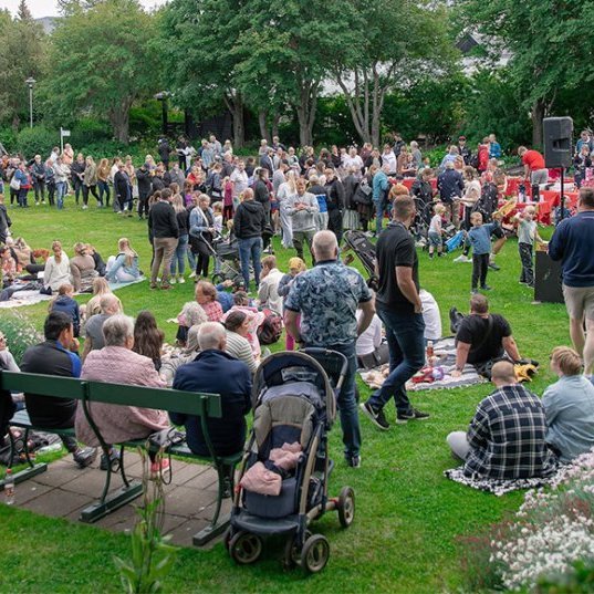 Mömmur og möffins í Lystigarðinum. Ljósmynd: Hilmar Friðjónsson