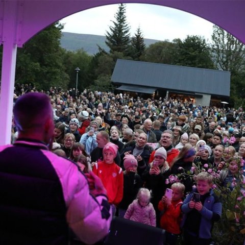 Páll Óskar í Lystigarðinum. Ljósmynd: Hilmar Friðjónsson